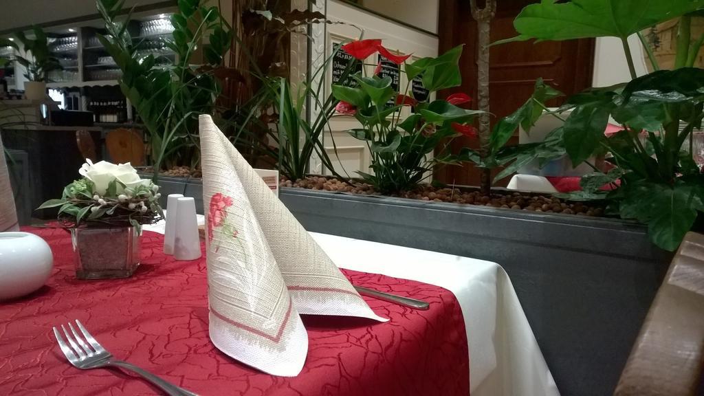 Hotel Restaurant Hambacher Winzer Neustadt an der Weinstraße Esterno foto
